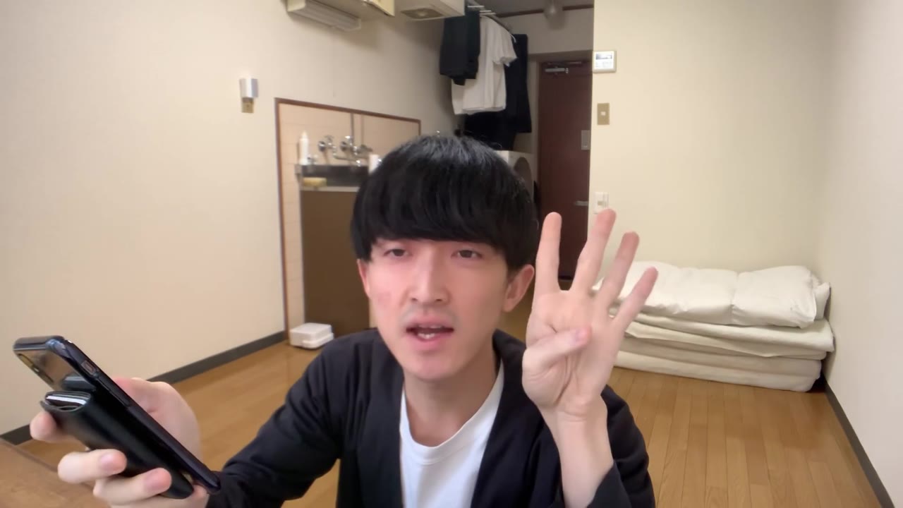 4位を指で示しながら話すしぶ