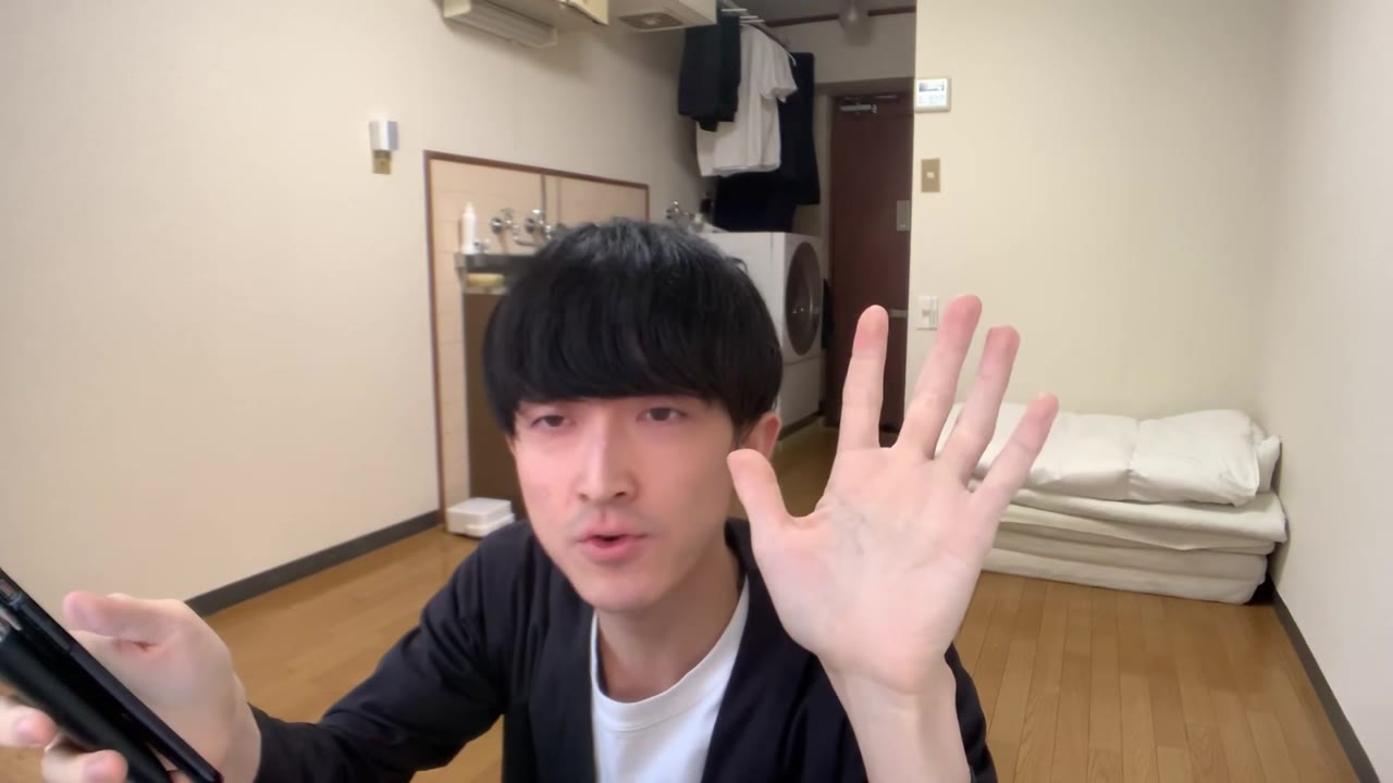 5位を手のひらで示しながら話すしぶ