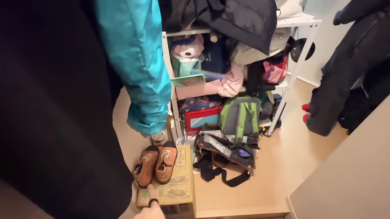 片付け前の玄関。靴も服も防災用の缶詰も、四方八方にモノがある