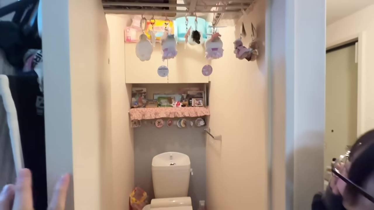 トイレの上。突っ張り棒で自作した棚にちいかわとベイマックス
