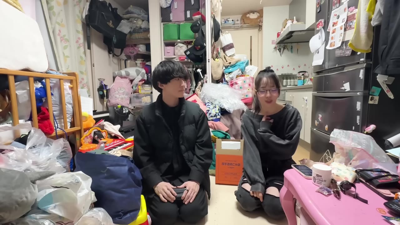 片付け前の自己紹介。2人とも黒のモノトーン