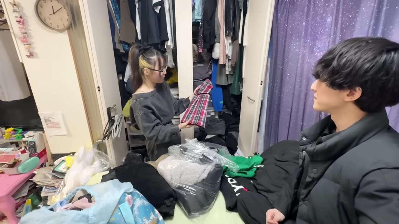 家中から集めた服の山。ここから1枚ずつ