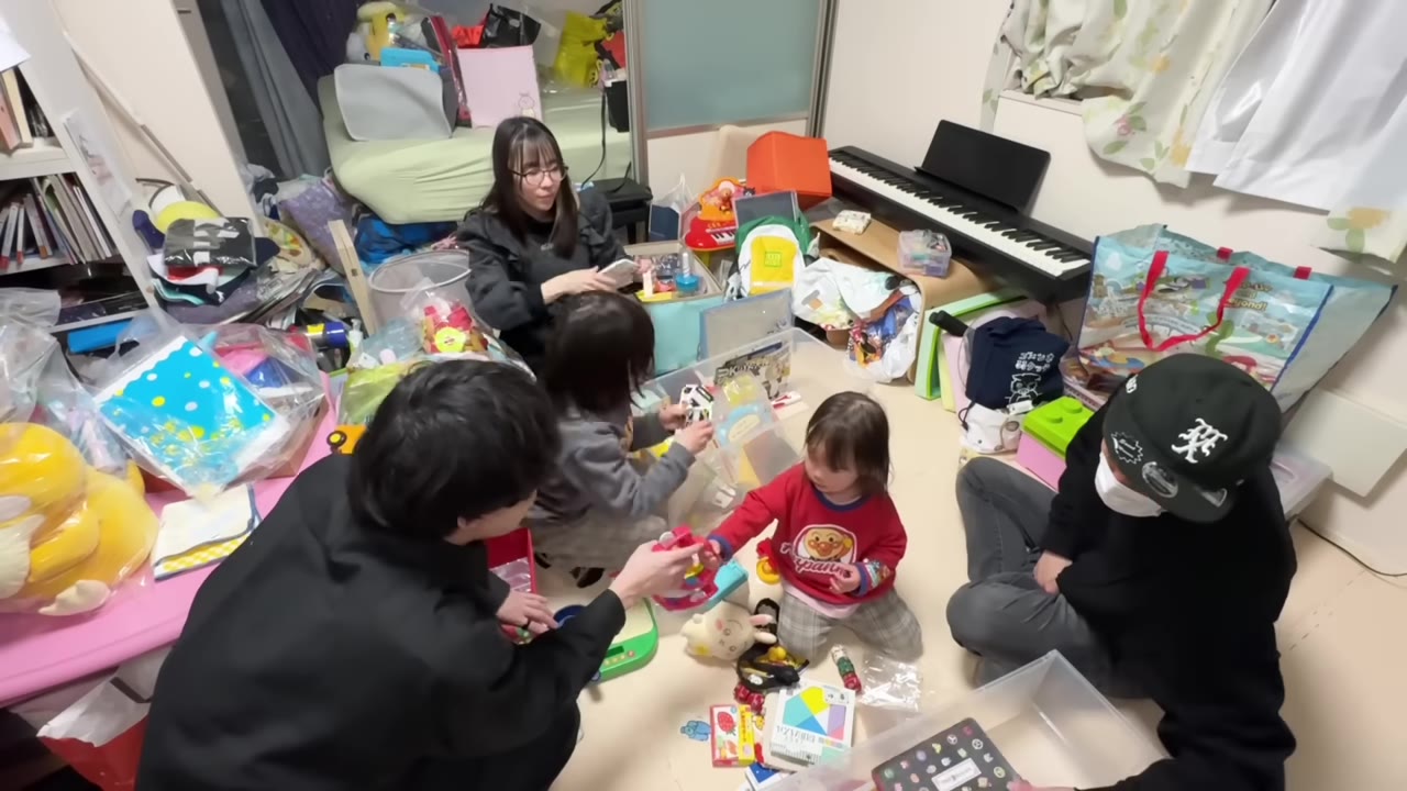 床いっぱいのおもちゃを、子どもたちが仕分けていく