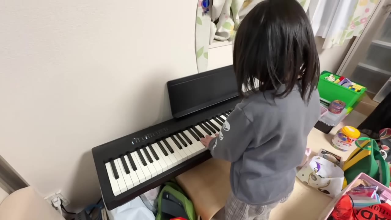 空いたスペースで、お兄ちゃんがピアノを弾く