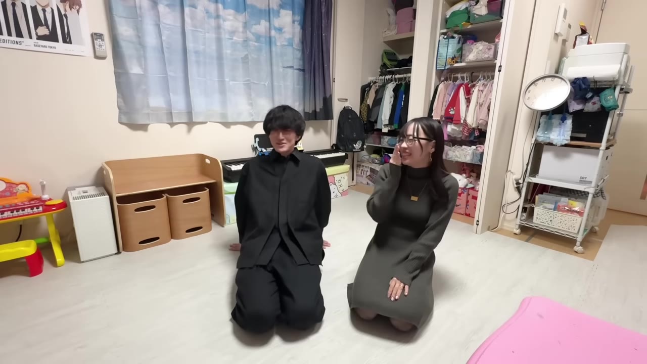 片付けを終えて、2人で床に座る。これが奇跡