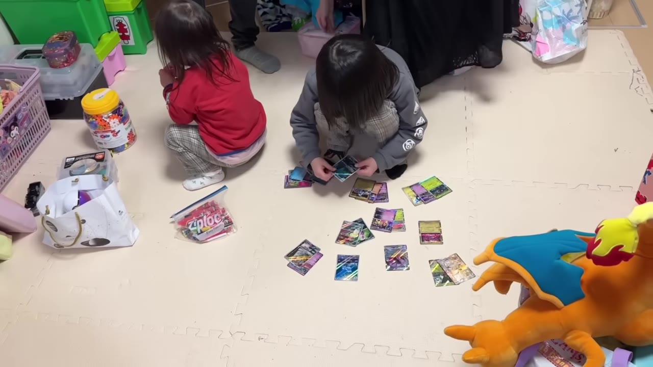ポケモンカードも大量に。「高いカードとかないですね」「ないで
