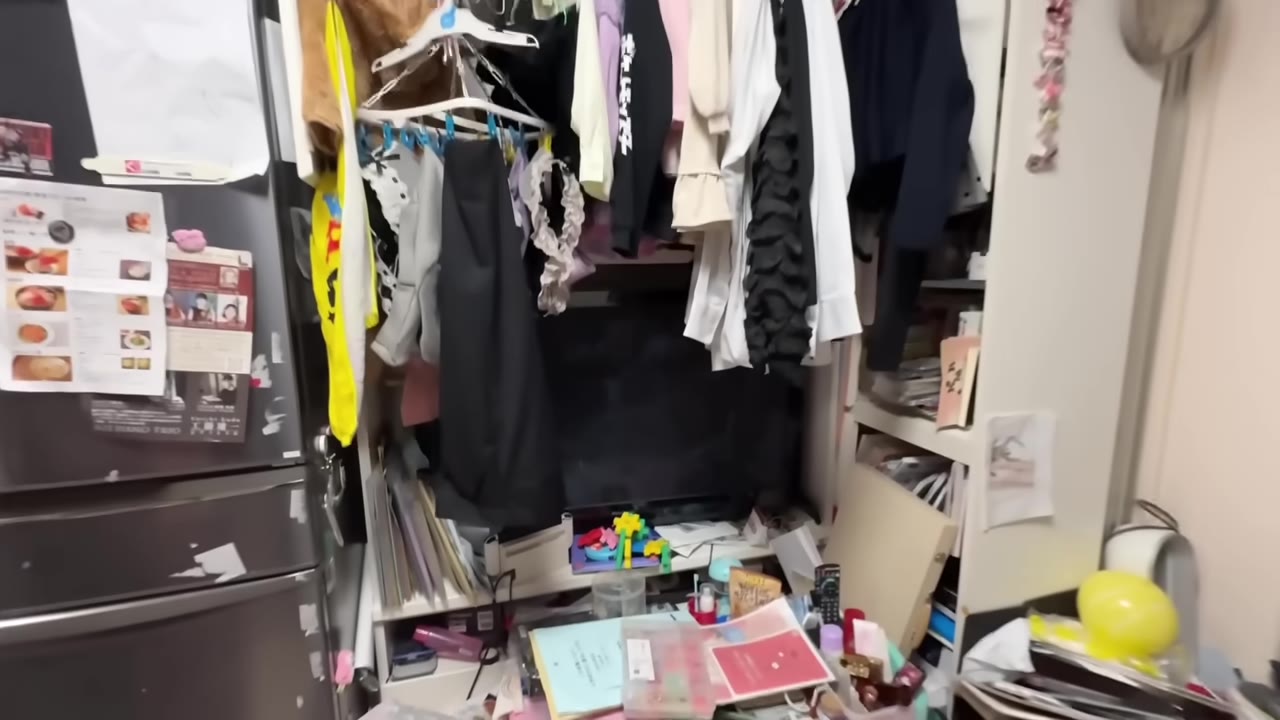 Before：ハンガーラックと段ボールで埋まっていた一角