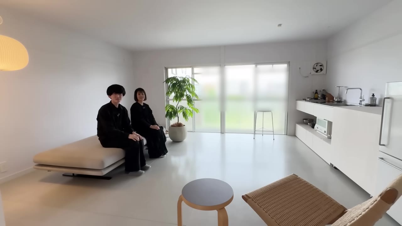 apartment301さんの新居。ソファベッドと観葉植物