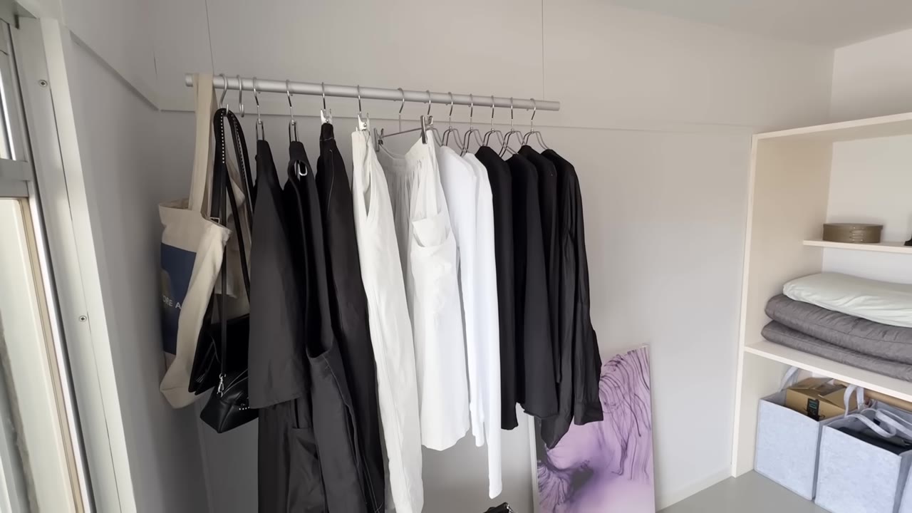 見せるクローゼット。服は20着ない