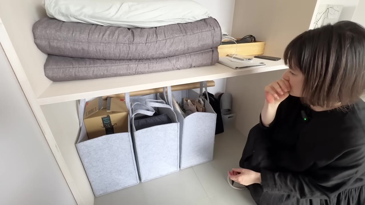 フェルト生地のバッグに、思い出・季節外の服・災害用ストック