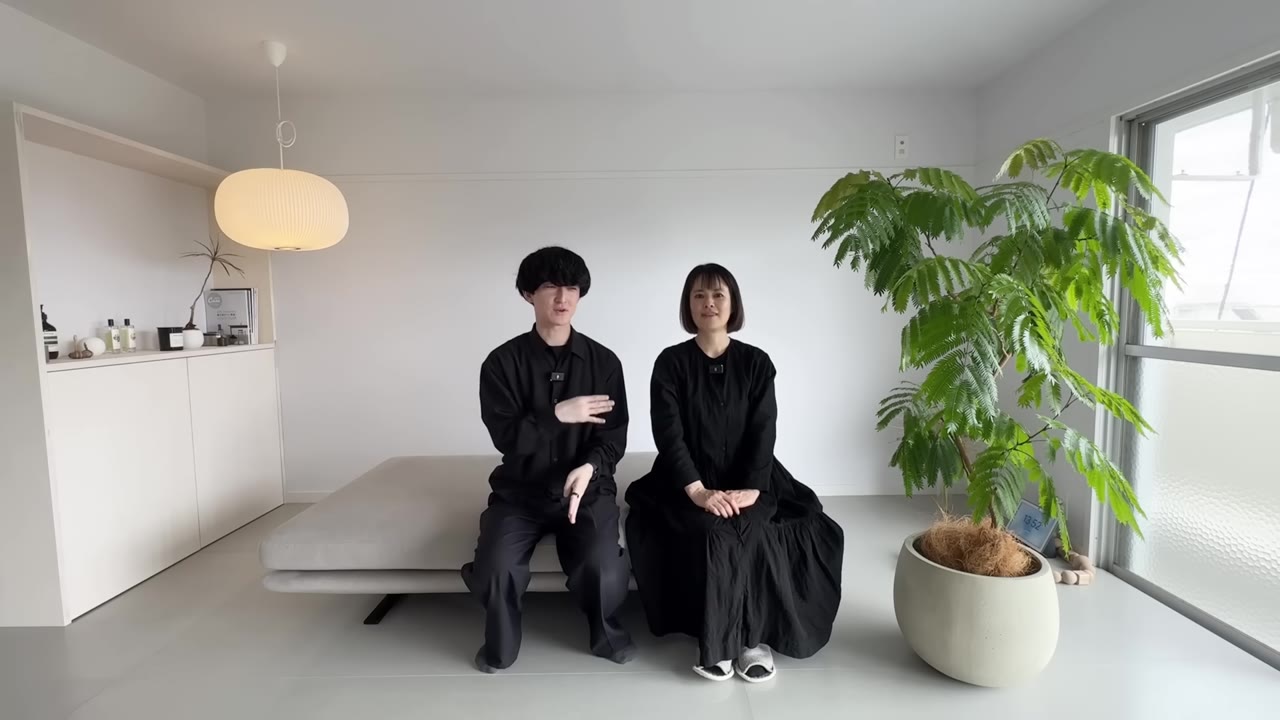 ソファベッドに座ってのインタビュー