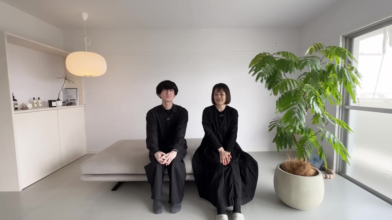 ソファベッドに座ってのインタビュー