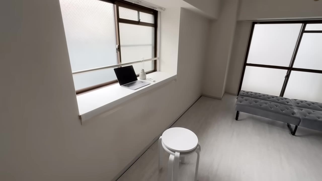 引っ越し前、1年5ヶ月住んだ部屋。出窓のデスクとソファベッド