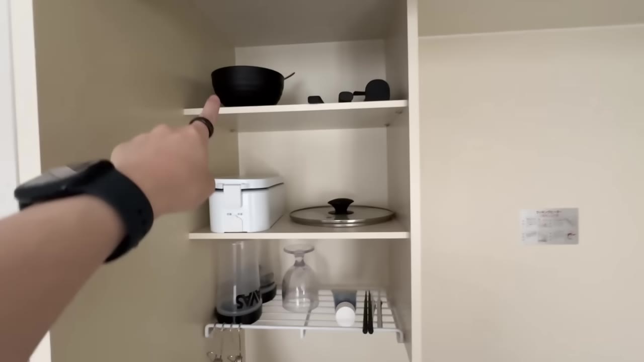 キッチンの棚。取っ手の取れるフライパンと弁当箱型炊飯器