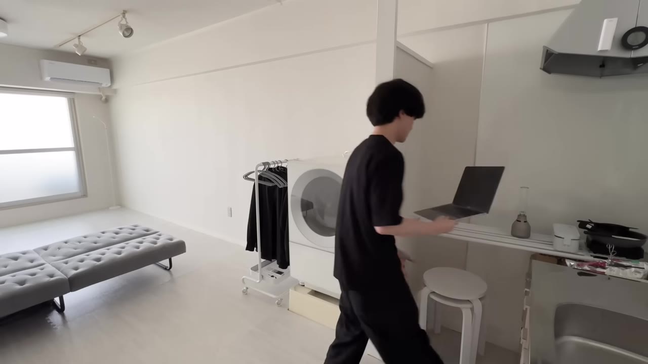 キッチンに突っ張り棒で作ったスタンディングデスク