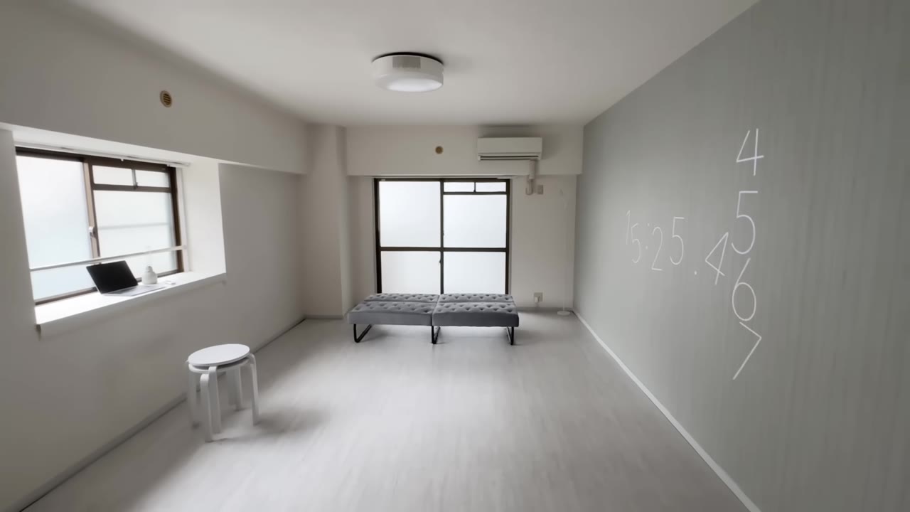 そのまま奥へ行くと書斎。出窓をそのままテーブルにしていて、M