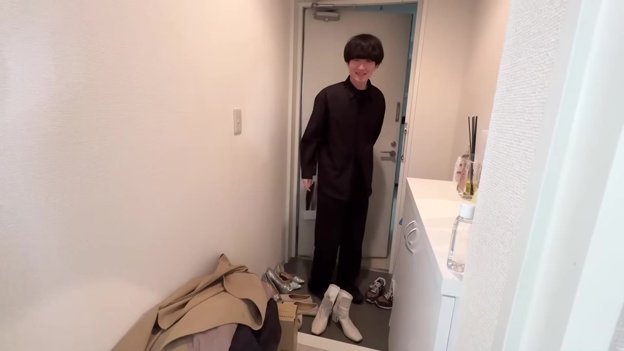 玄関。入った時点で物が置かれている