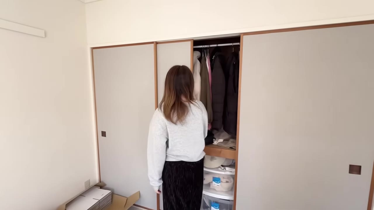 クローゼットを開ける。服の量が多い