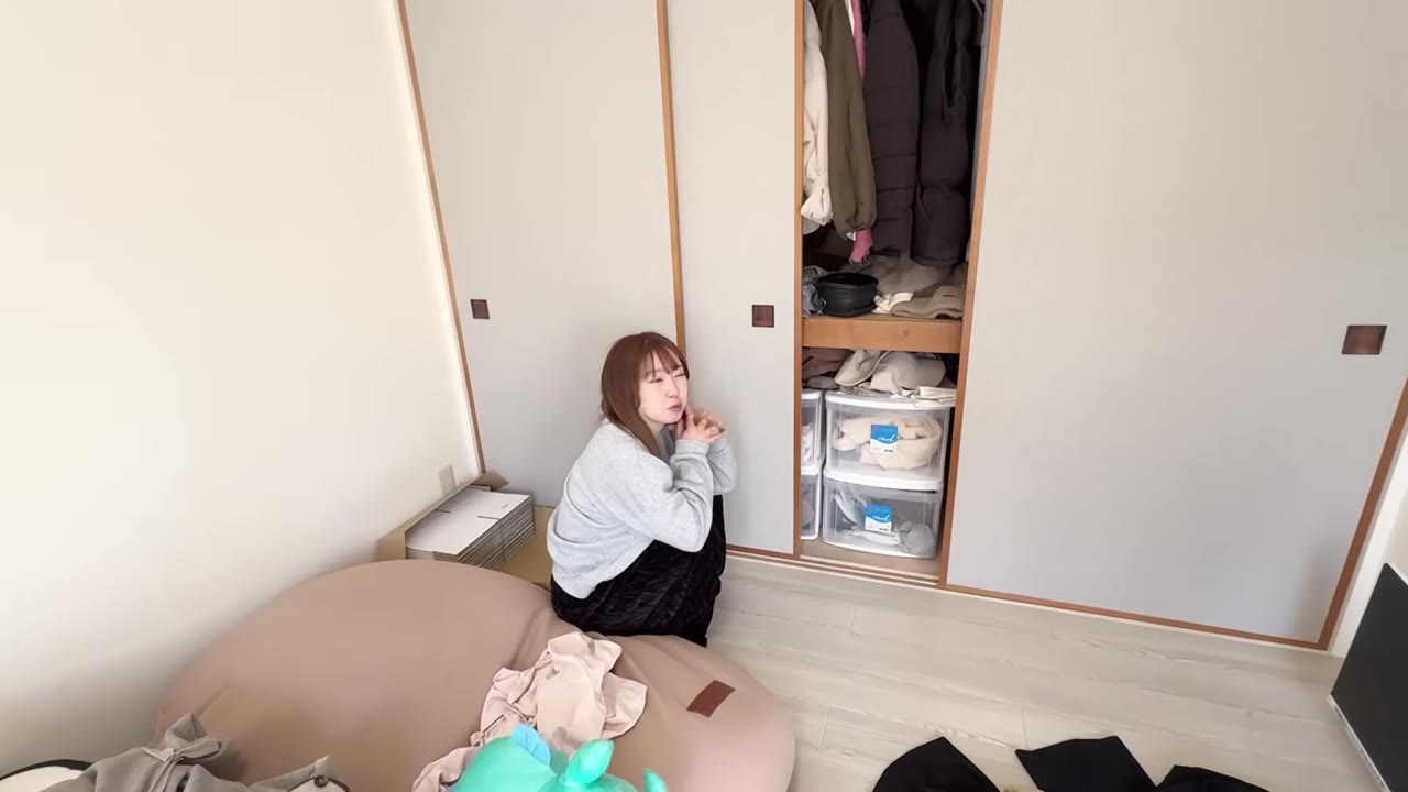 片付いていないクローゼット周辺