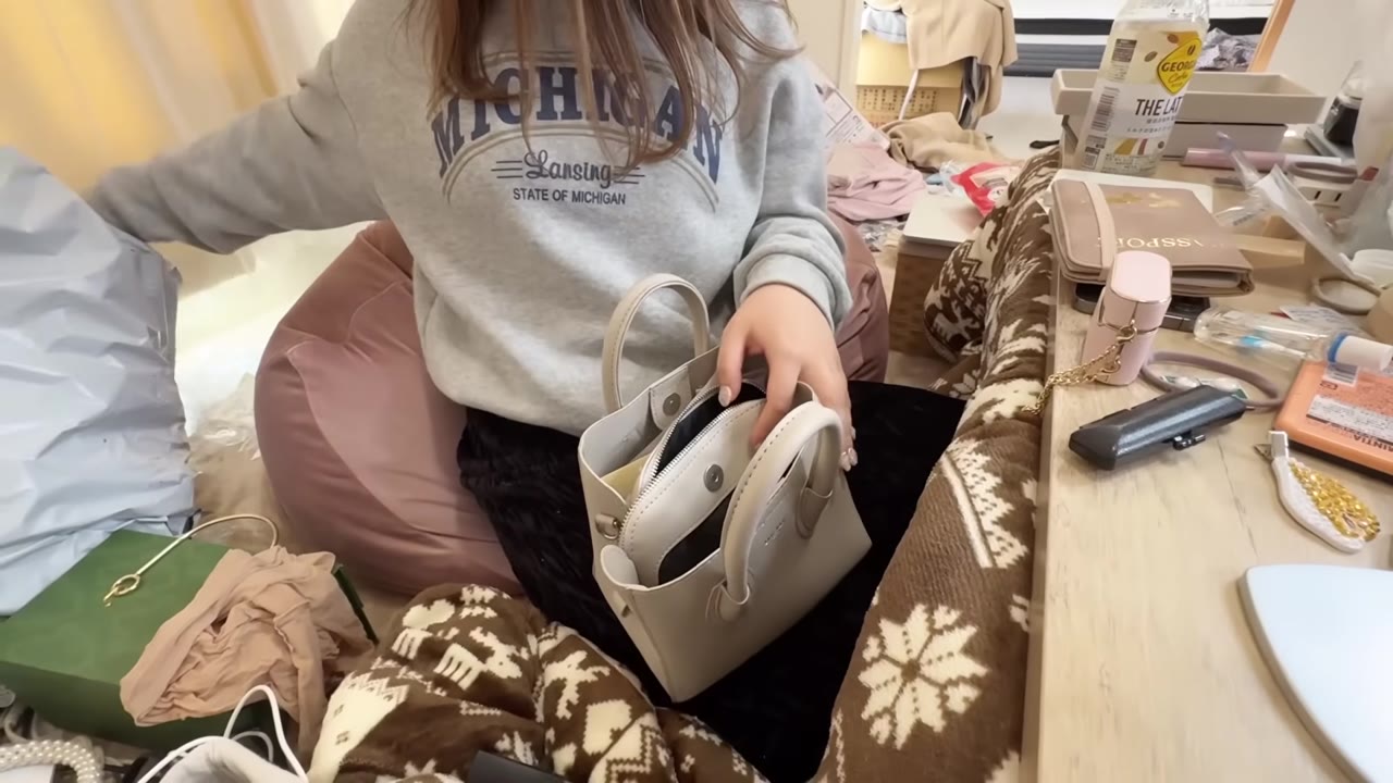 カバンの中身を全部出してもらう