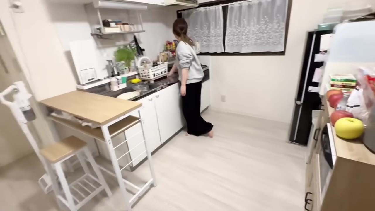 片付け後のキッチン。カウンターで自炊しやすくなった