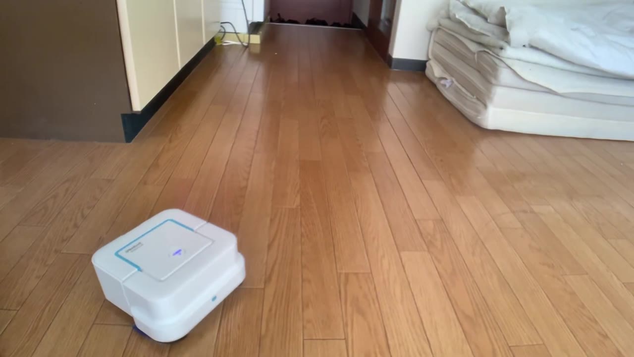 床を水拭きしながら走るブラーバ