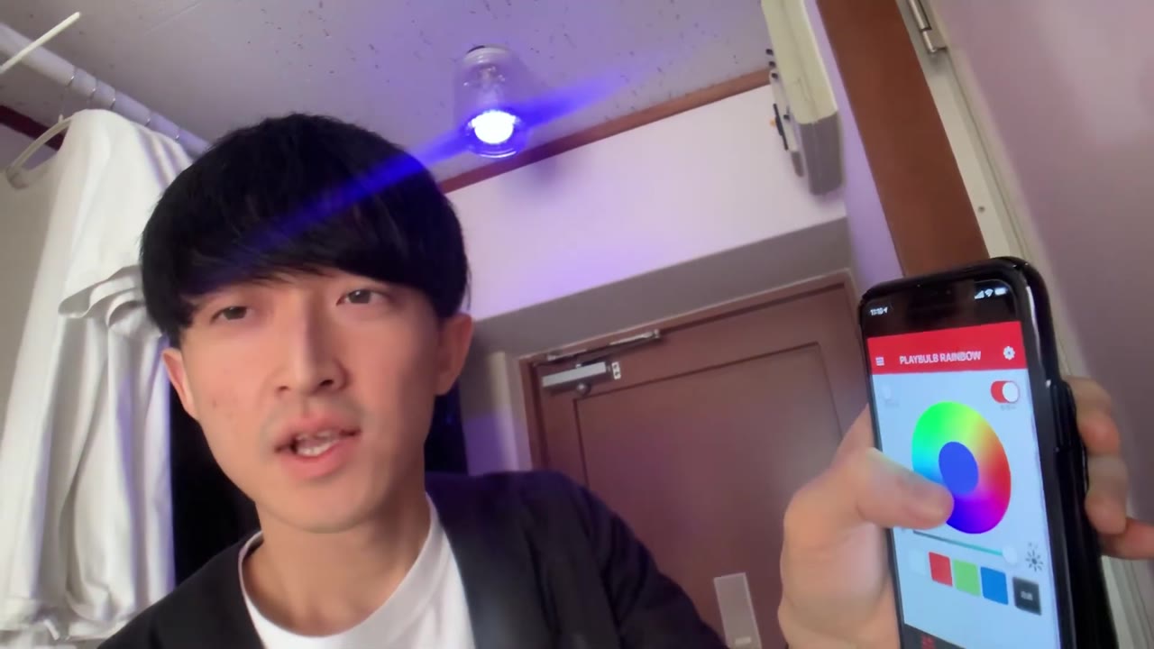 スマホアプリで電球の色を変えているところ