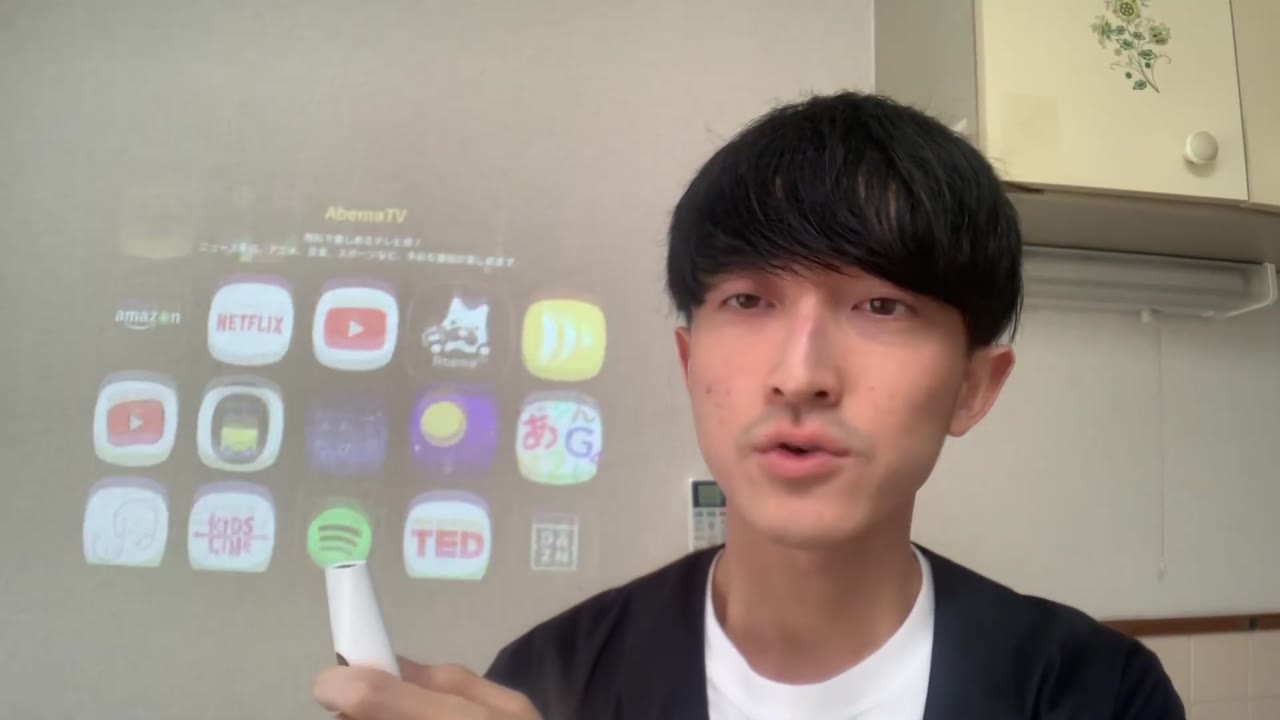 天井のシーリングライトから壁に投影された画面