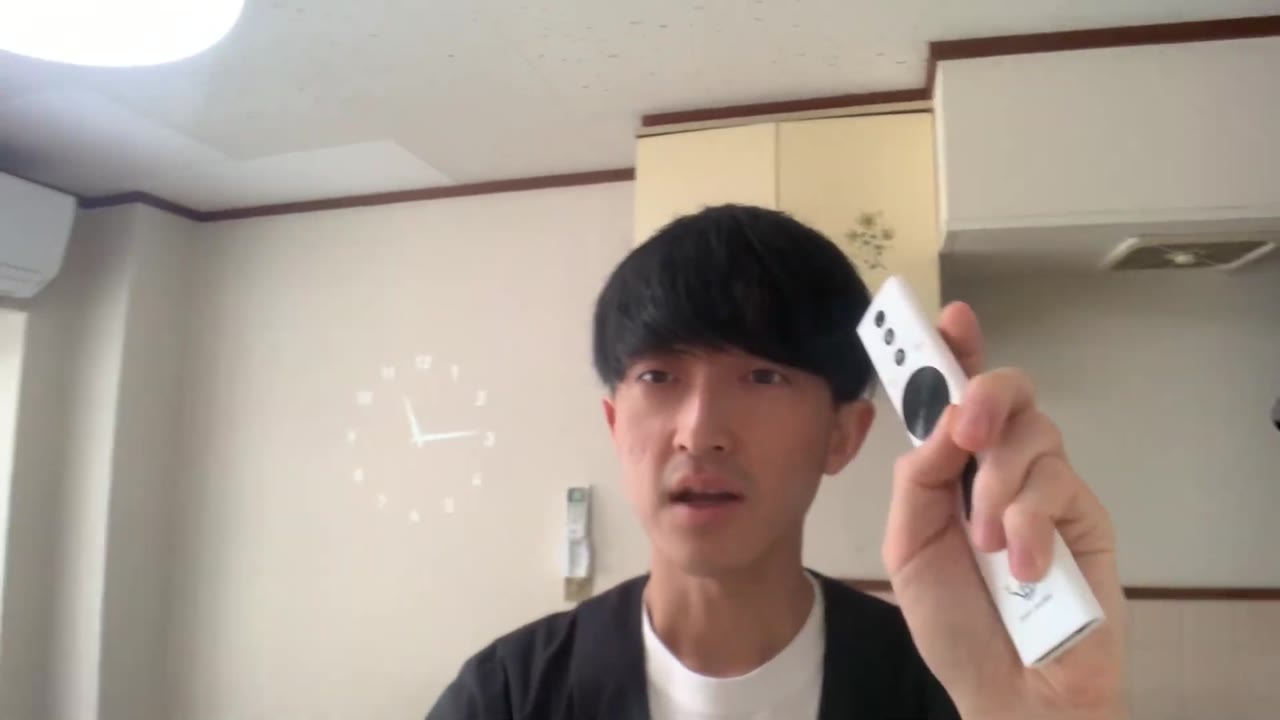 popIn Aladdinのリモコンを持つ