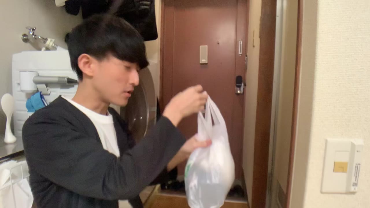 帰宅して電気をつけたところ。ここから就寝までを撮りました