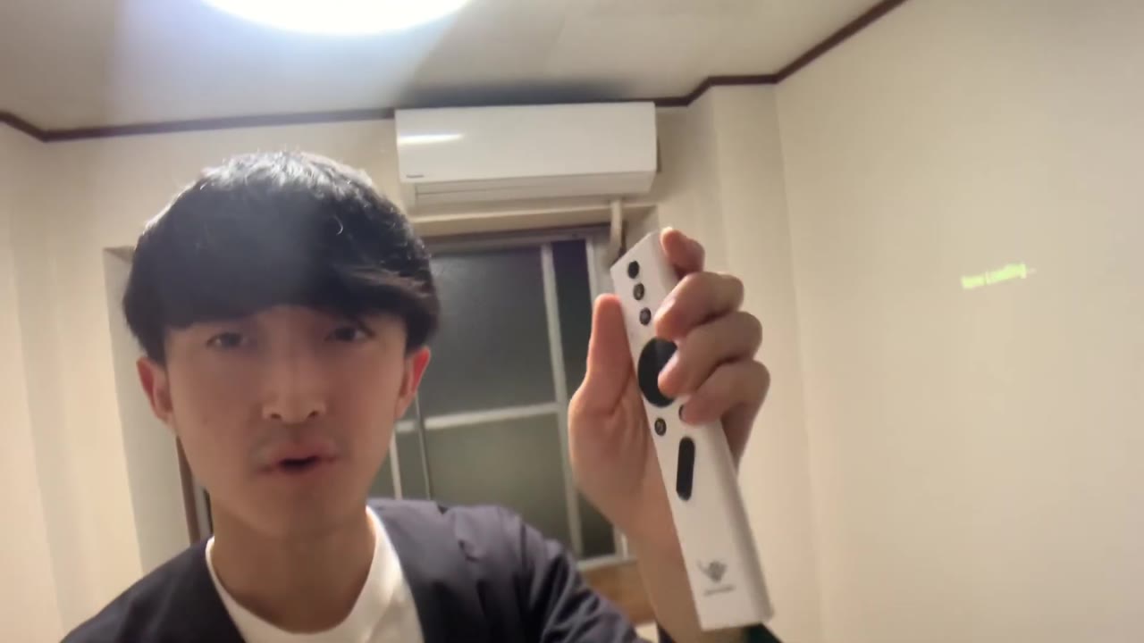 天井のシーリングライトから壁に映像を投影する