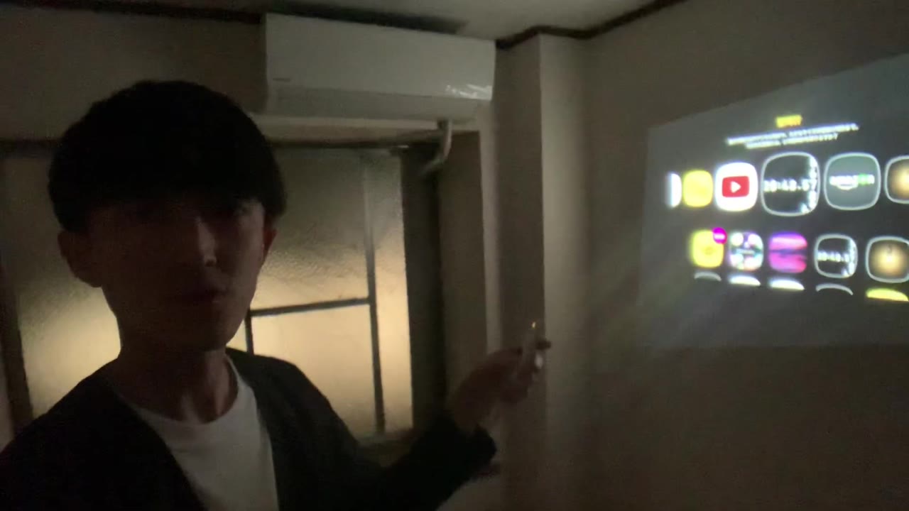 壁に投影されたホーム画面。YouTubeやNetflixが見られる