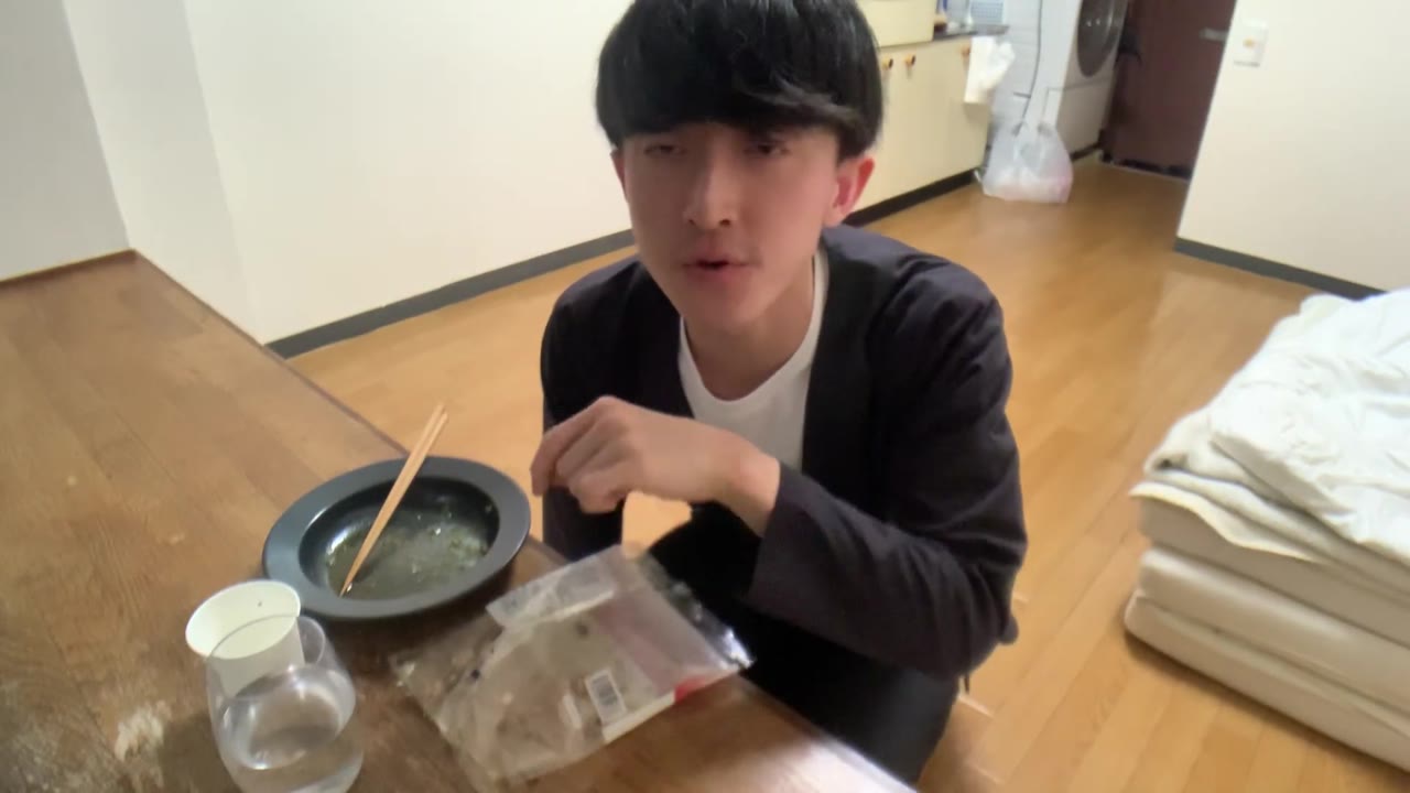 食後すぐ、鉄製のフライパンを拭いて乾燥させる