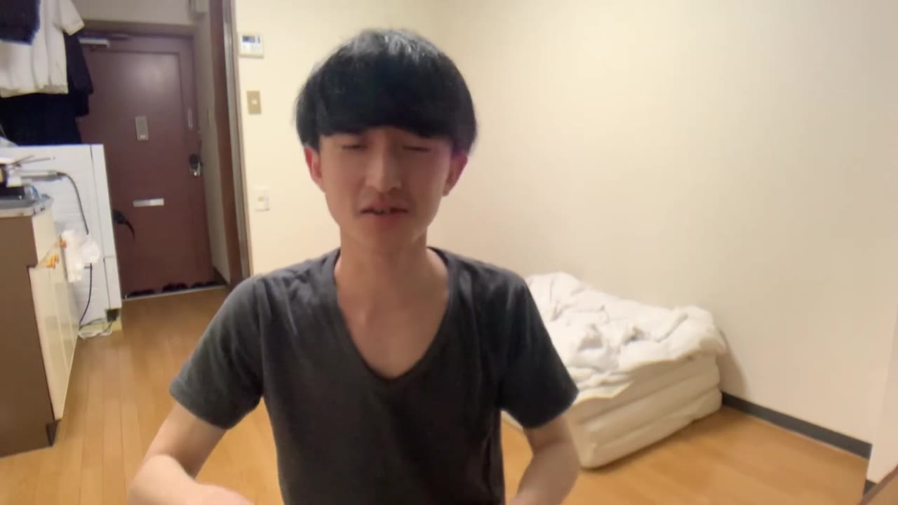 服を脱いで肌着だけになる