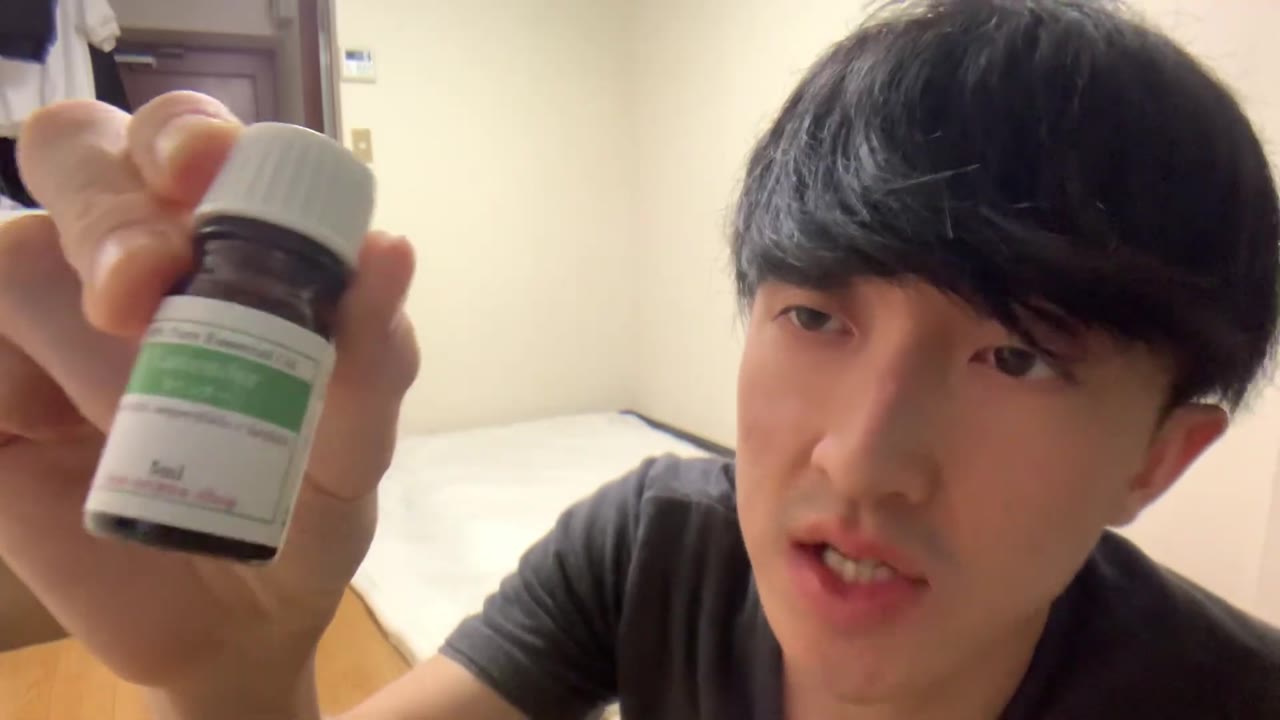 枕元に垂らすラベンダーのオイル