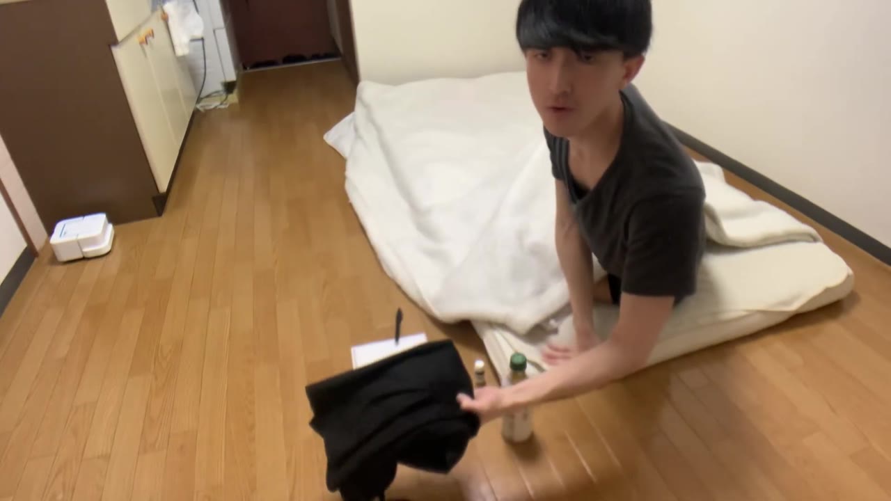 朝すぐ着替えるためのスキニーパンツを枕元へ