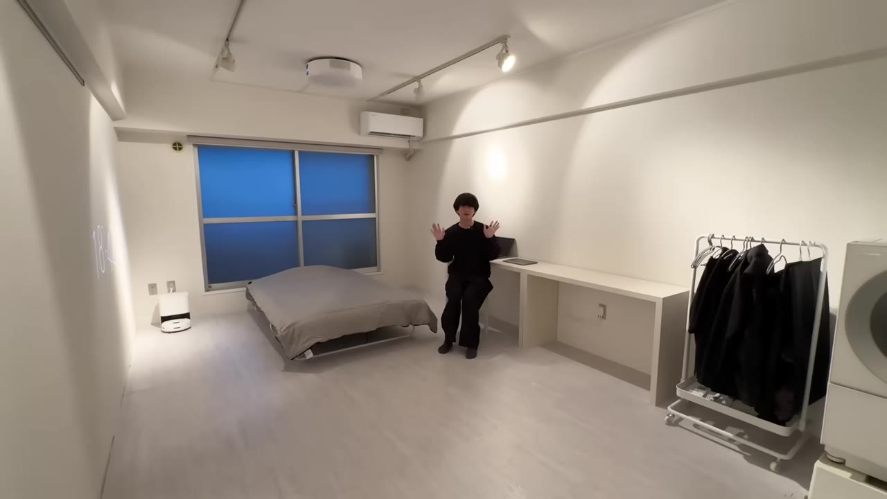 実はこの家に引っ越してきてしばらくは机がなく、キッチンを机代