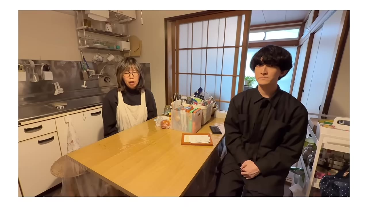 片付け前、ダイニングで向かい合う2人