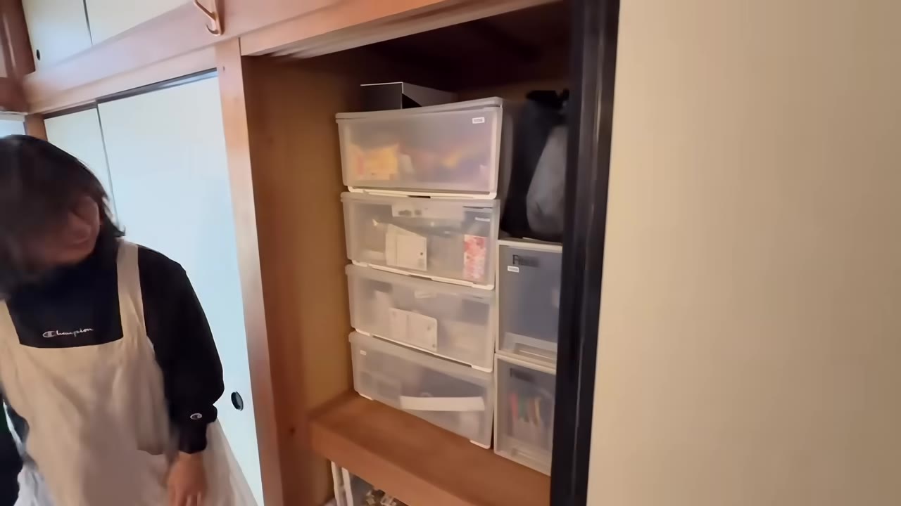押し入れの衣装ケース。2人暮らしにしては多すぎる