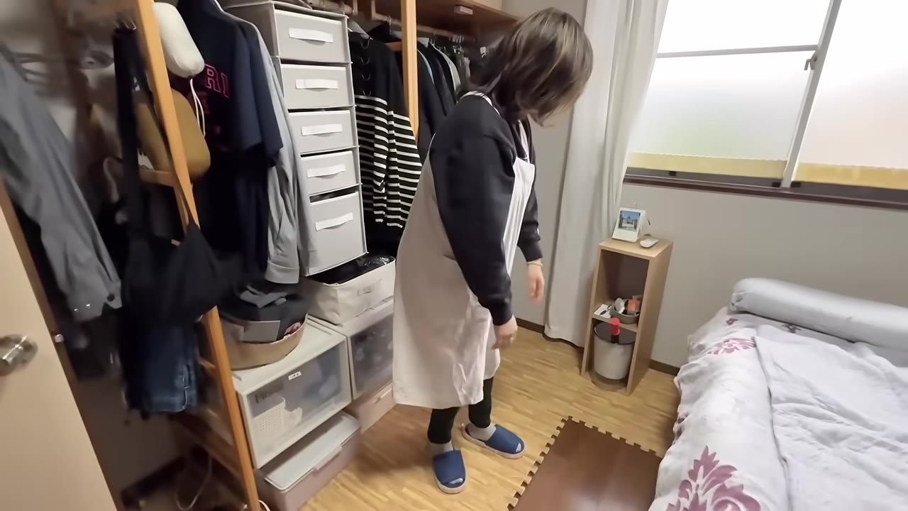 クローゼットの服を、一着ずつ全部出していく
