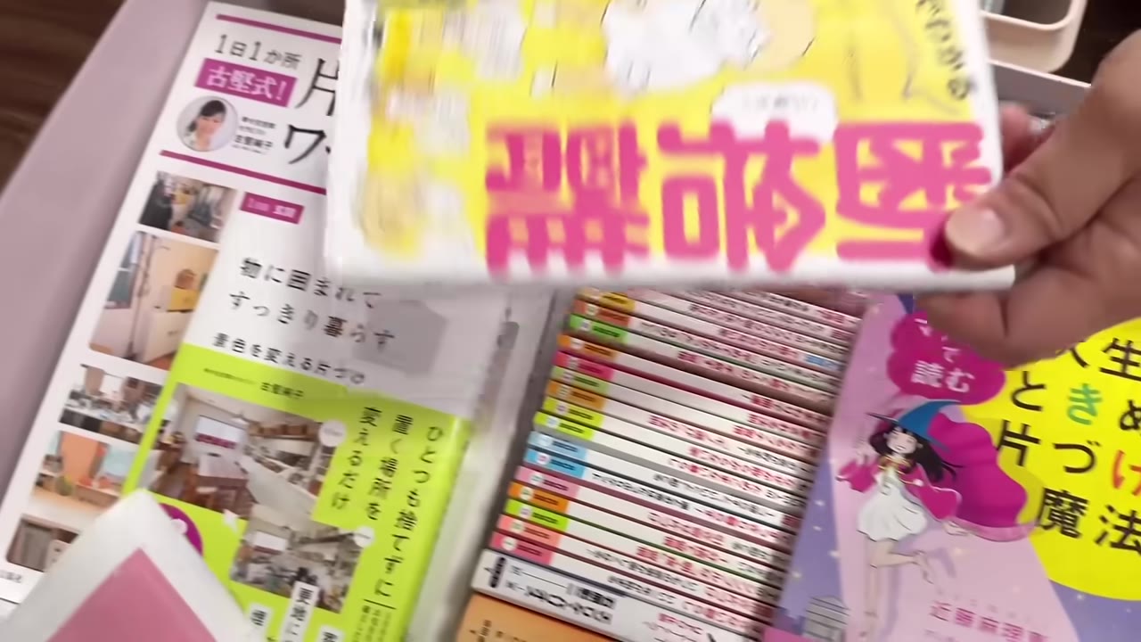 片付けの本の山。学んだ形跡と、積読