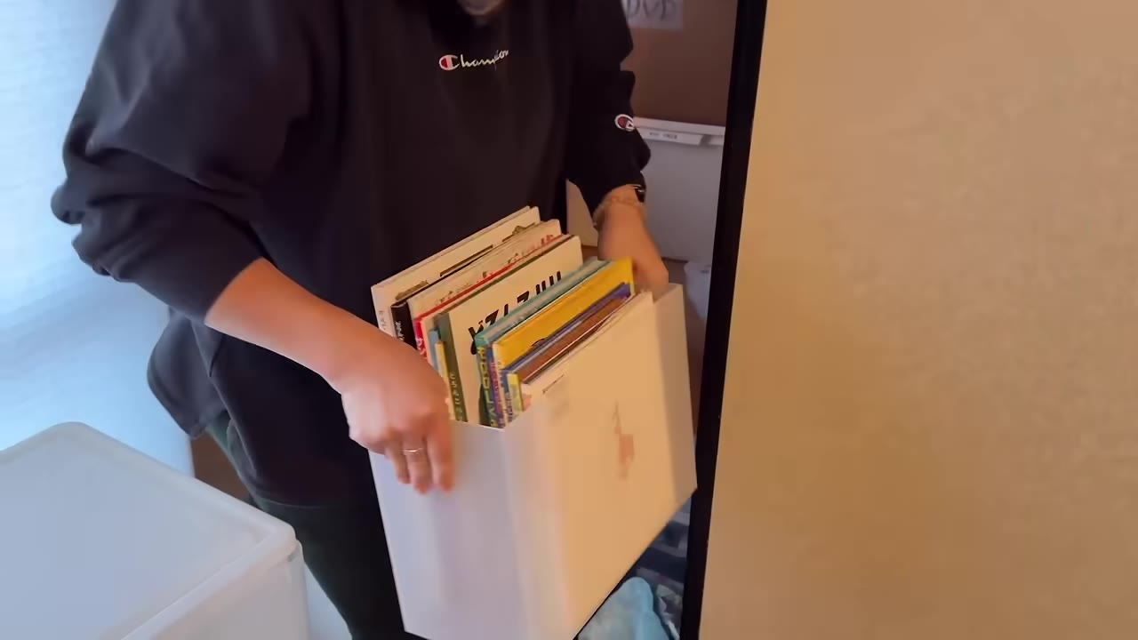 本を箱ごと運び出すあけみさん
