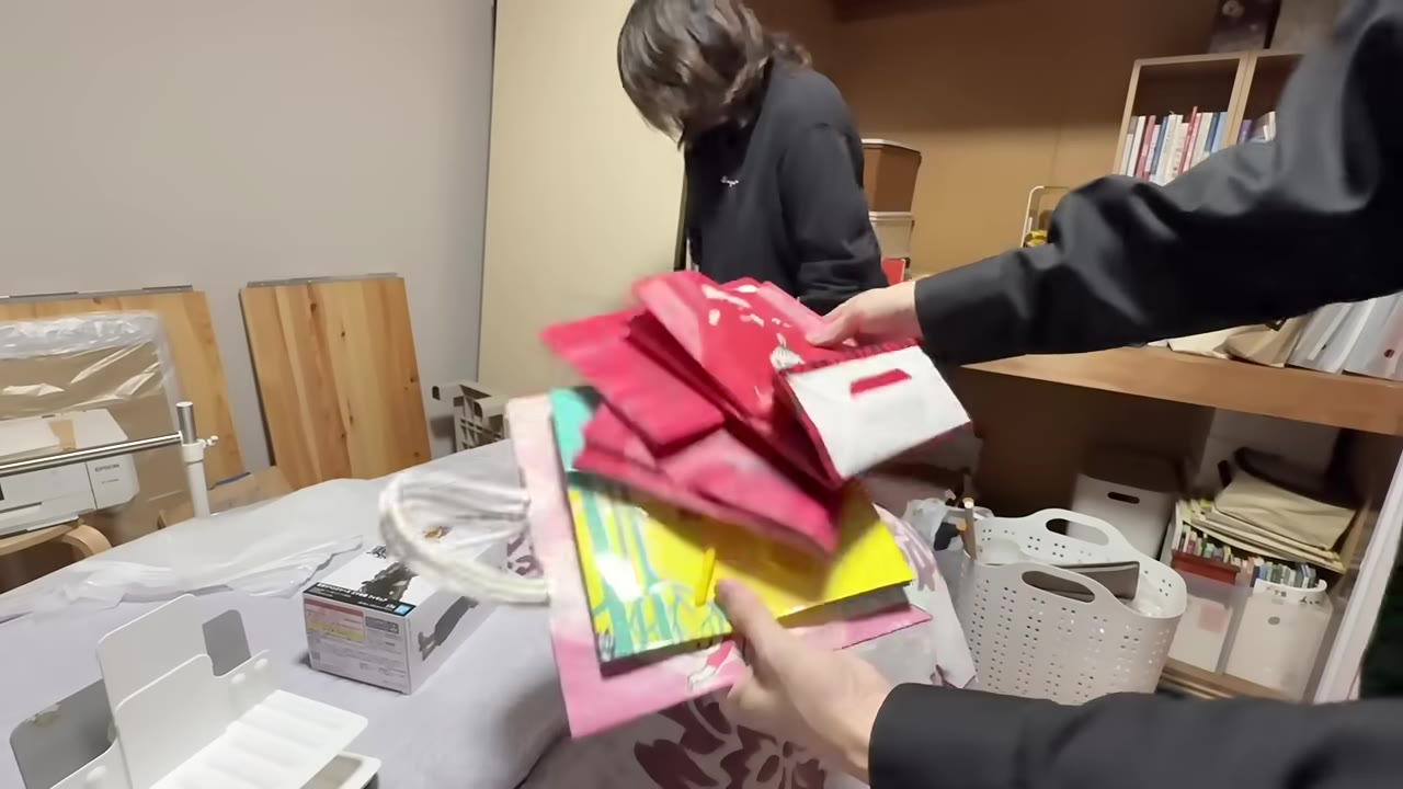 大量に出てきた紙袋と折り紙。「物に殺されないように」