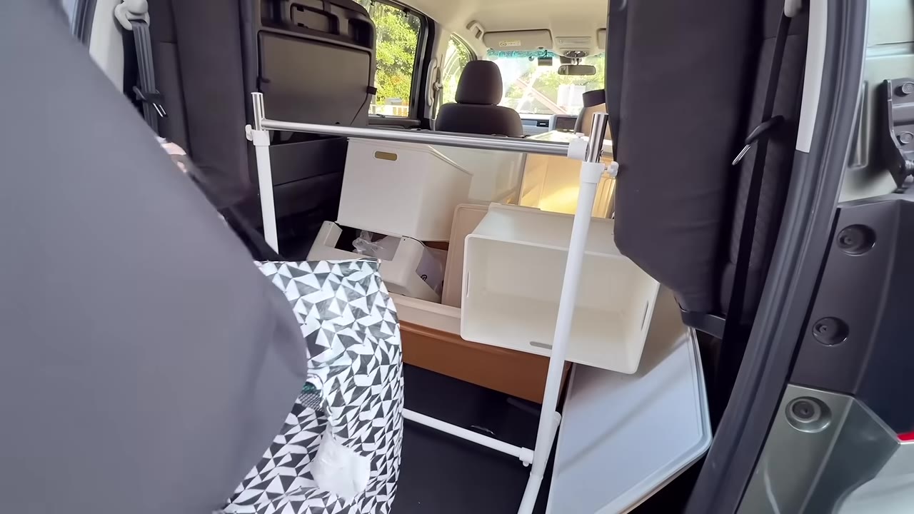収納ケースを車に積み込む
