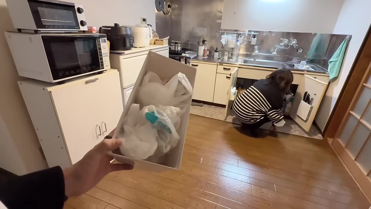 ラックと棚を外したキッチン。「別の家」