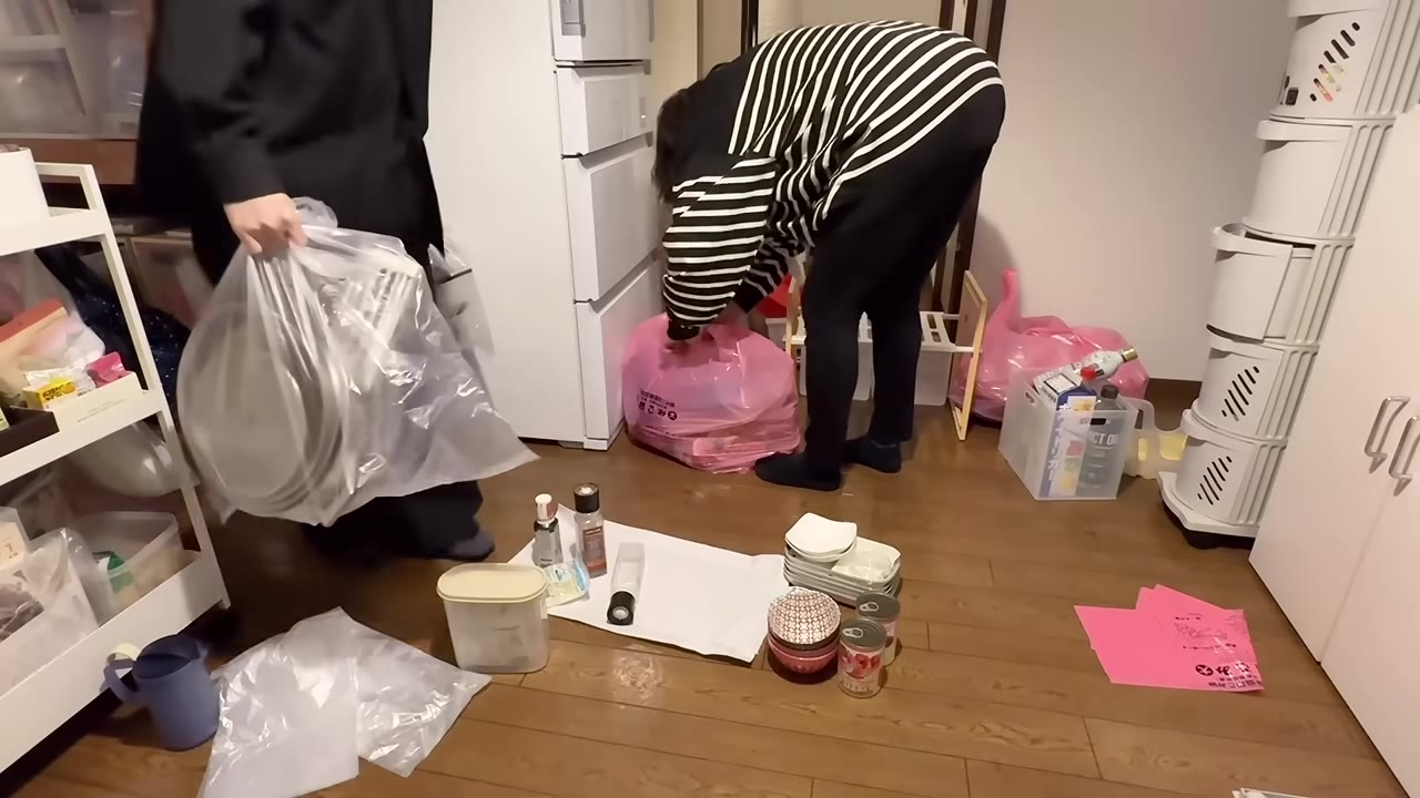 3日目もピンクのゴミ袋がいっぱい。運び出していく
