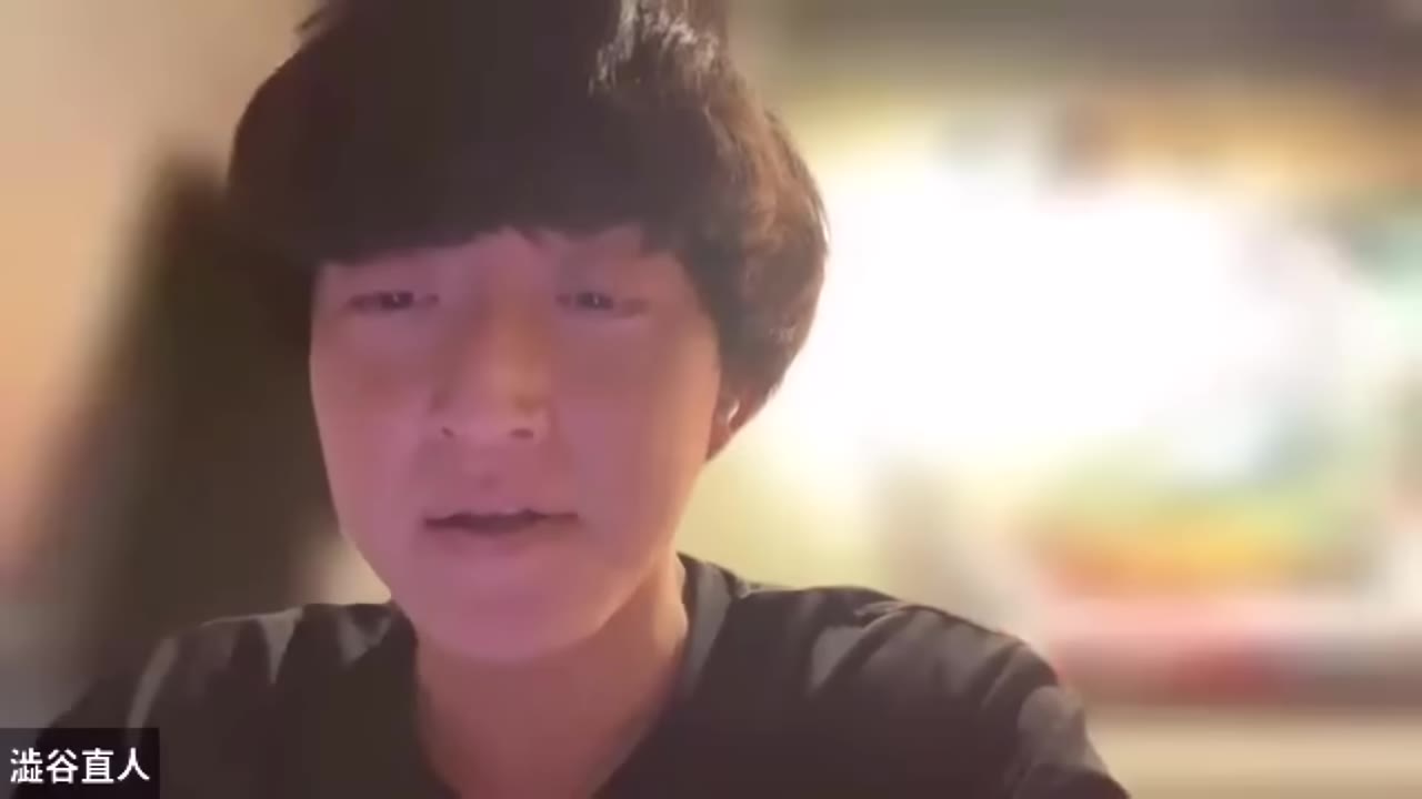 玄関のカーテンについて説明するしぶさん