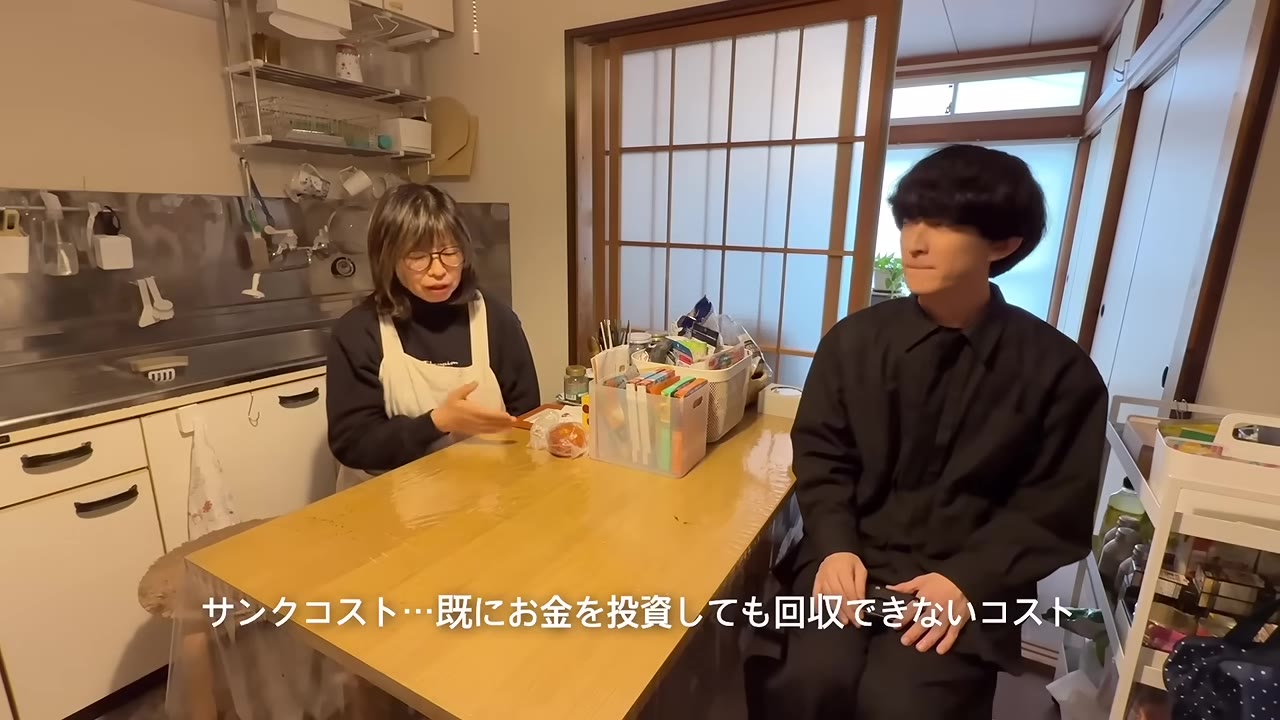 引っ越しのたびに持ち歩いてきた、という話をするあけみさん
