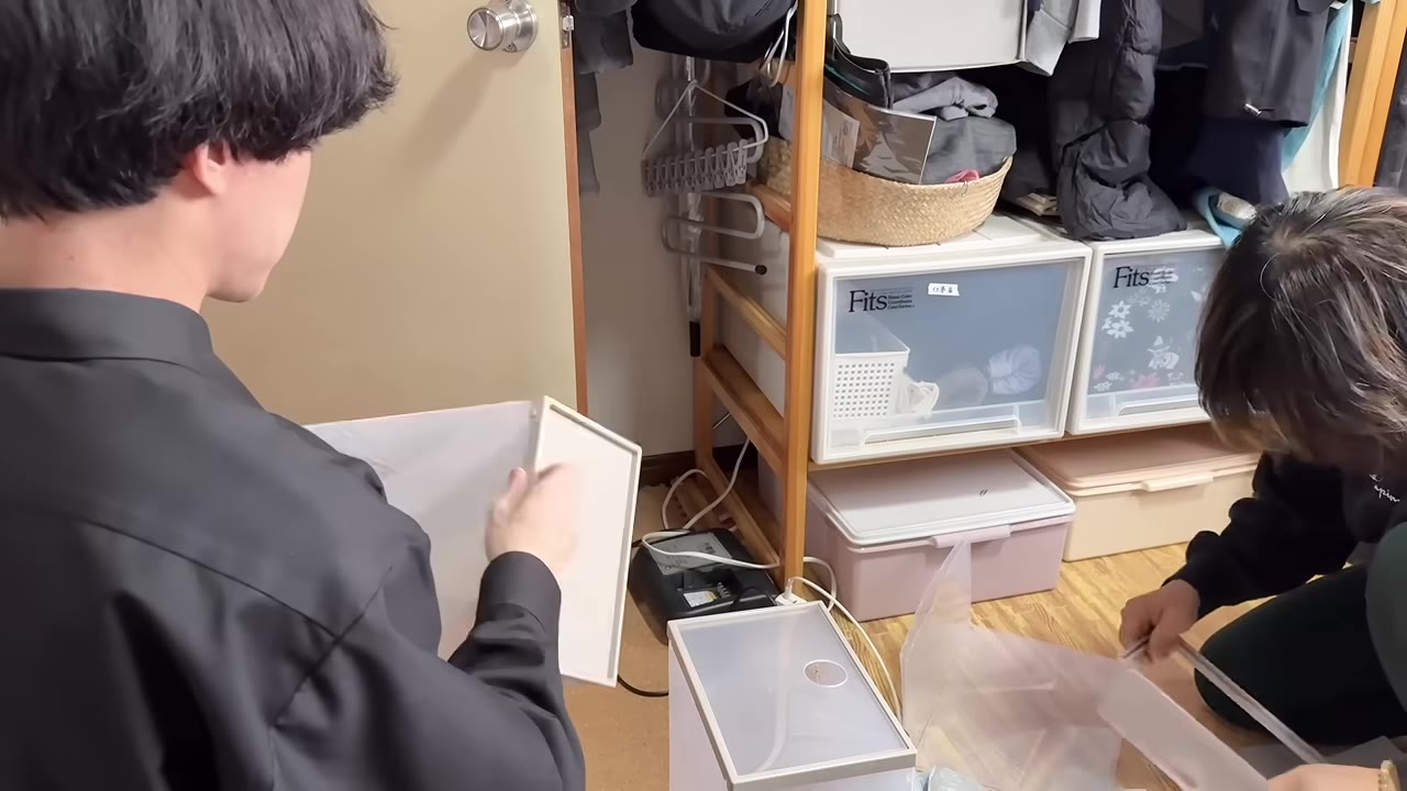 100均で買い込んだ収納グッズについて話す2人