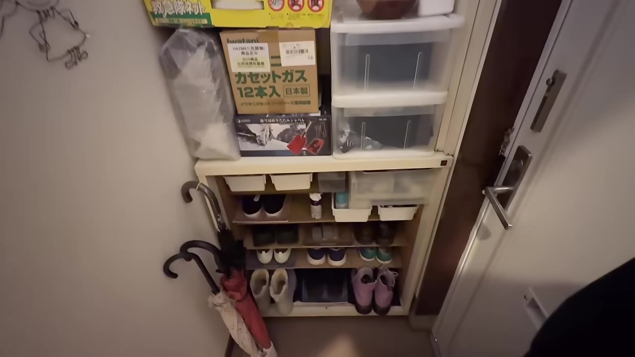Before：カーテンとフックで圧迫感のあった玄関